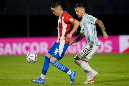 Leandro Paredes, frente a Miguel Almiron