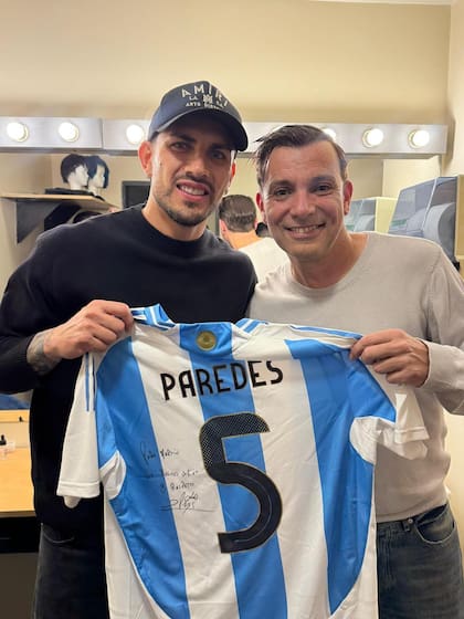 Leandro Paredes fue a ver a Martín Bossi en La cena de los tontos y le regaló su camiseta autografiada