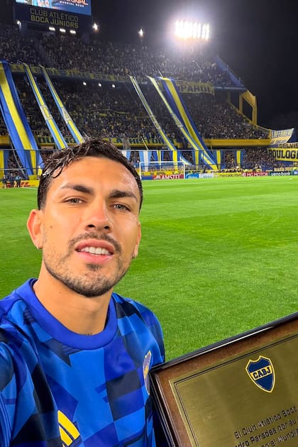 Leandro Paredes fue distinguido por Boca con una plaqueta por su participación en la Copa del Mundo 2026