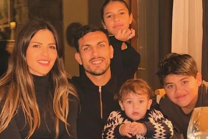 Leandro Paredes junto a Camila Galante y sus hijos, Victoria (12), Giovanni (8) y Lautaro (1), en Bariloche, donde se hospedaron en el hotel boutique Villa Beluno, a orillas del lago Nahuel Huapi