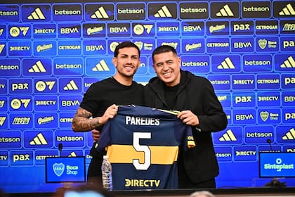 Leandro Paredes junto a Juan Román Riquelme