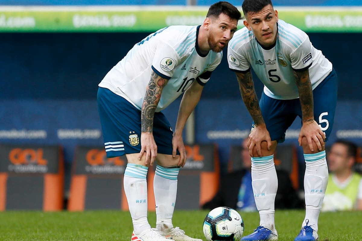 Leandro Paredes junto a Lionel Messi, en el partido ante Qatar
