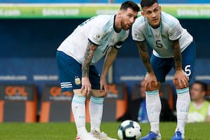 Leandro Paredes junto a Lionel Messi, en el partido ante Qatar