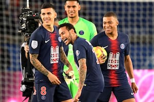 Leandro Paredes junto a Neymar y Kylian Mbappé, en PSG