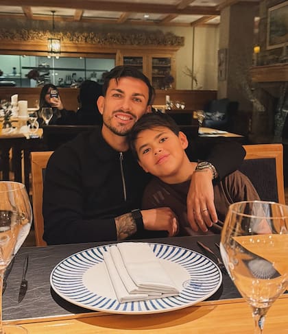 Leandro Paredes junto a su hijo Giovanni