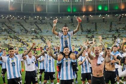 Leandro Paredes lleva en andas a Ángel Di María tras la victoria argentina por eliminatorias ante Brasil (1-0) en el Maracaná