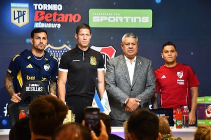 Leandro Paredes, Nicolás Ramírez, Claudio Tapia y Juan Fernando Quintero, en la foto institucional tras la conferencia de prensa
