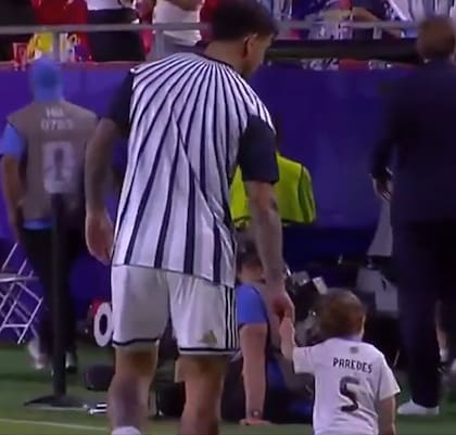 Leandro Paredes no vio minutos en el debut de la selección argentina (Foto: X)