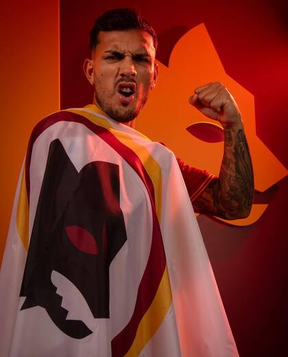 Leandro Paredes posó con la camiseta de Roma