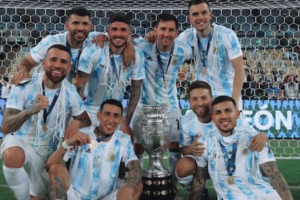 Leandro Paredes publicó una imagen de los futbolistas junto a la copa y el posteo rápidamente se llenó de comentarios a modo de broma