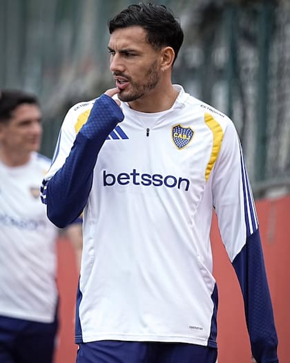 Leandro Paredes realizó casi toda la práctica de este lunes a la par del grupo, aunque a baja intensidad