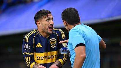 Leandro Paredes reclamándole al árbitro Jesús Valenzuela