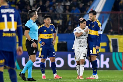 Leandro Paredes saluda a Héctor López; aunque todavía tiene piezas que ajustar, Boca se afirma sobre las victorias
