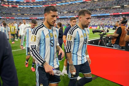 Leandro Paredes saluda a la tribuna después de la victoria de la Argentina ante Austria