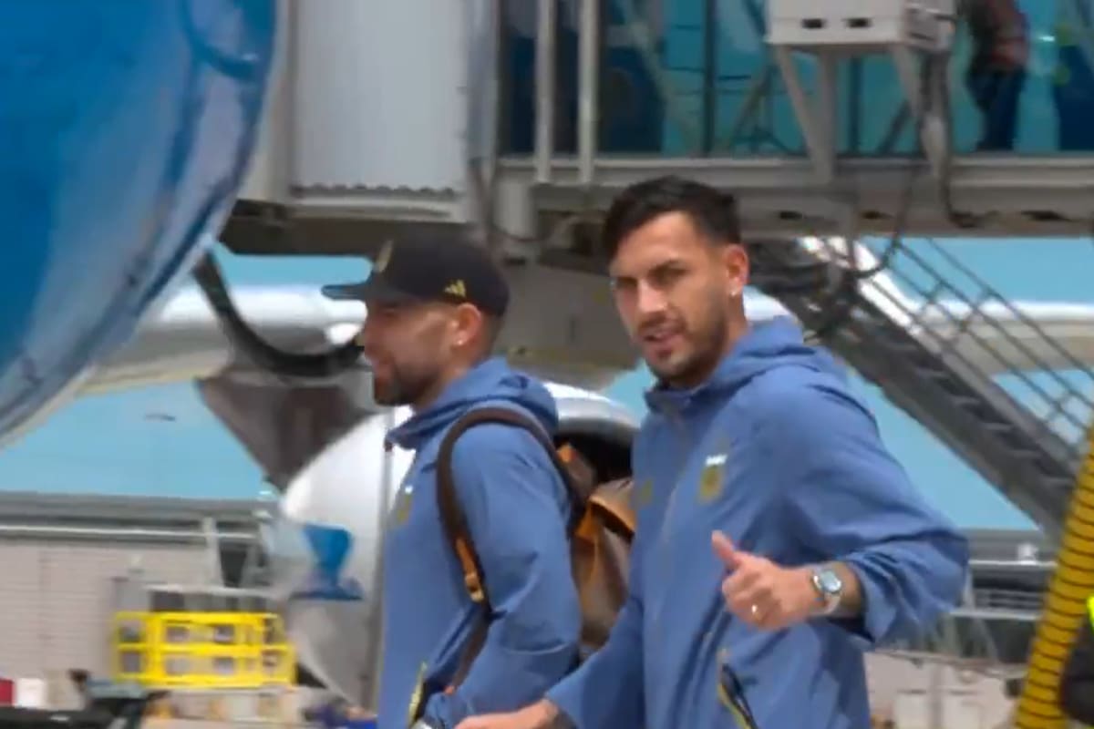 Leandro Paredes saluda en la llegada de la selección a Kansas City, como queriendo dar tranquilidad sobre su lesión; a su lado, otro de la vieja guardia: Nicolás Otamendi