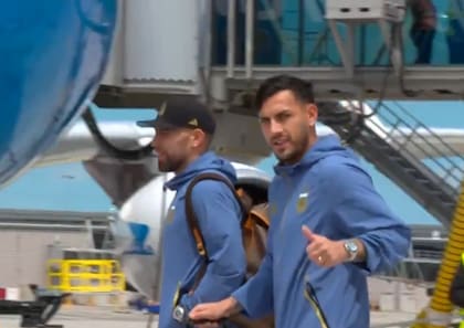 Leandro Paredes saluda en la llegada de la selección a Kansas City, como queriendo dar tranquilidad sobre su lesión; a su lado, otro de la vieja guardia: Nicolás Otamendi