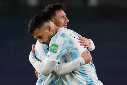 Leandro Paredes se abraza con Lionel Messi en un partido de la selección. Ya no serán compañeros de club