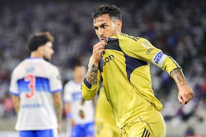 Leandro Paredes se besa el escudo de la camiseta en el duelo ante Universidad Católica