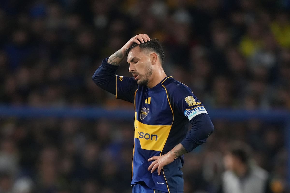 Leandro Paredes se lamenta ante los hinchas de Boca; el xeneize no estuvo a la altura y quedó eliminado