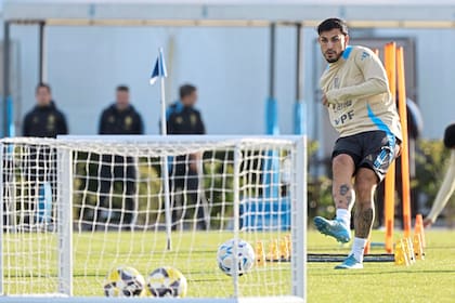 Leandro Paredes se perfila para ser titular en el mediocampo vs. Colombia