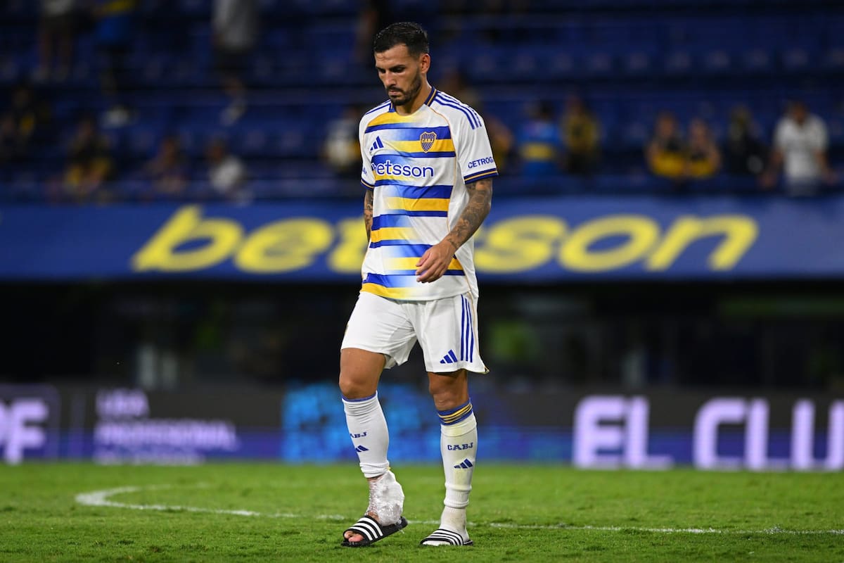 Leandro Paredes se retiró con hielo en su tobillo derecho el domingo tras el partido entre Boca y Platense en la Bombonera