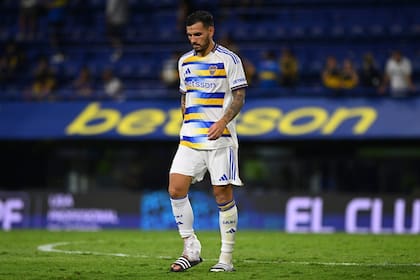 Leandro Paredes se retiró con hielo en su tobillo derecho el domingo tras el partido entre Boca y Platense en la Bombonera