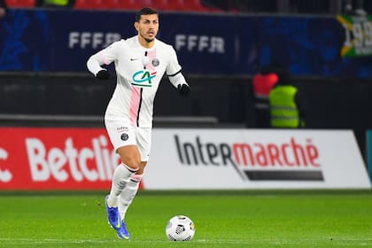 Leandro Paredes tiene intenciones de quedarse en PSG, pero los dirigentes prefieren negociarlo