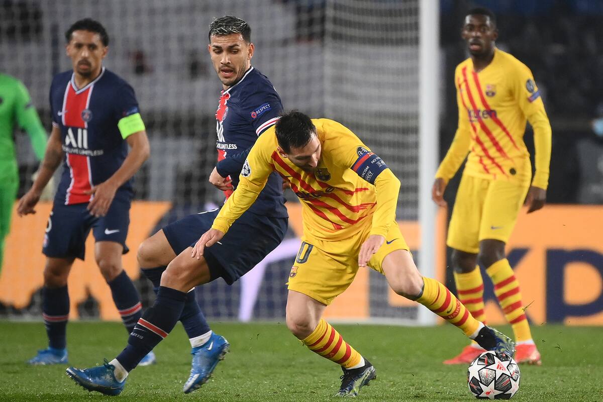 Leandro Paredes, volante de Paris Saint-Germain, ante Lionel Messi, líder de Barcelona, en un partido de Champions League de marzo pasado.