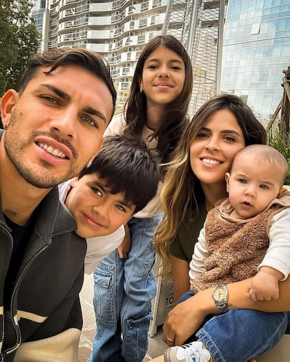 Leandro Paredes y Camila Galantes son padres de Victoria, Giovani y Lautaro