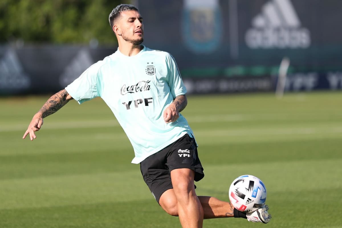 Leandro Paredes y la pelota, en un entrenamiento de la selección, en Ezeiza.