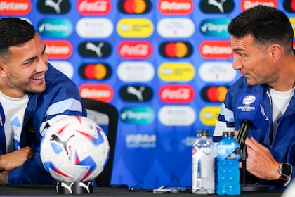 Leandro Paredes y Lionel Scaloni