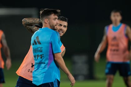 Leandro Paredes y Nicolás Tagliafico, en la práctica de este sábado en la Universidad de Qatar