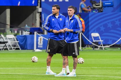 Leandro Paredes y Rodrigo De Paul comen caramelos en el Kansas City Stadium