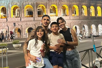 Leandro Paredes y su familia conformada por Camila Galante y sus hijos Victoria y Giovanni saludaron a la hija de Di María