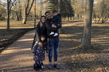 Leandro Paredes y su familia en Rusia