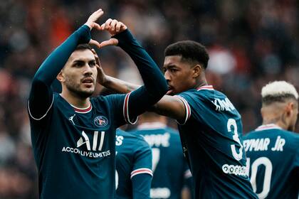 Leandro Paredes y una celebración en PSG
