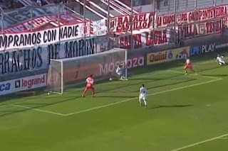 ¡Rechazo al palo! El insólito blooper doble de la defensa de Ferro, en la goleada sufrida ante Morón