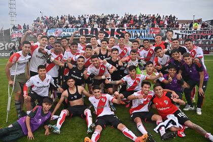 Leandro Peña Biafore, el hermano de Felipe (aparece en el festejo levantando la mano, debajo de la "o" de Oasis), convirtió el gol del triunfo de la reserva de River ante Boca