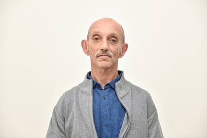 Leandro Pinkler es licenciado en Letras por la Universidad de Buenos Aires, docente e investigador. Dirige el Centro de Estudios Ariadna y codirige la editorial El Hilo de Ariadna. Participó del Diccionario latinoamericano de bioética de la Unesco y escribió La religión en la época de la muerte de D