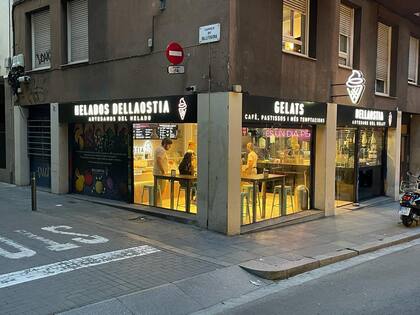 Leandro Rincón fundó la heladería Dellaostia en 2022, ubicada en el barrio Gracia de Barcelona