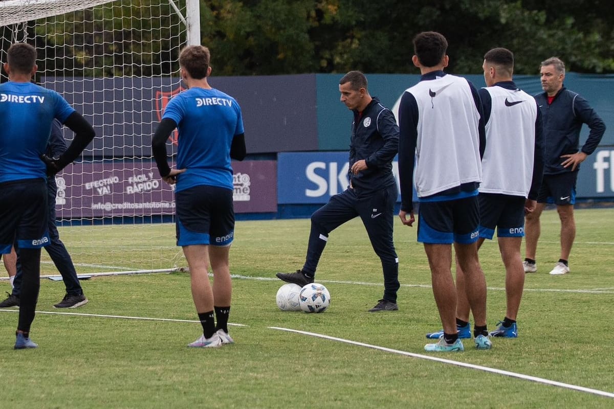 Leandro Romagnoli dirigiendo la práctica de este viernes de San Lorenzo en el Nuevo Gasómetro, tras el despido de Insua