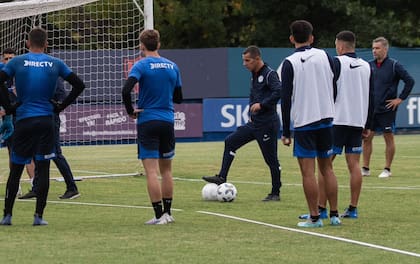Leandro Romagnoli pisa la pelota en la ciudad deportiva; el entrenador de la división reserva está a cargo de la primera mientras la dirigencia no contrate a un nuevo director técnico.