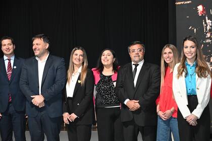 Leandro Santoro, el segundo a la izquierda, entremezclado con otros candidatos a legisladores porteños