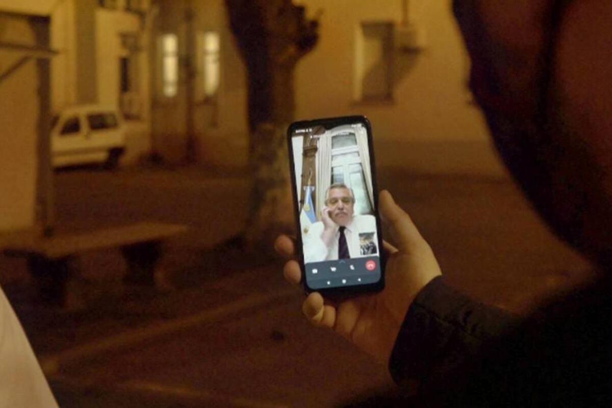 Leandro Santoro llamó por WhatsApp al presidente Alberto Fernández durante una recorrida por el Ramos Mejía