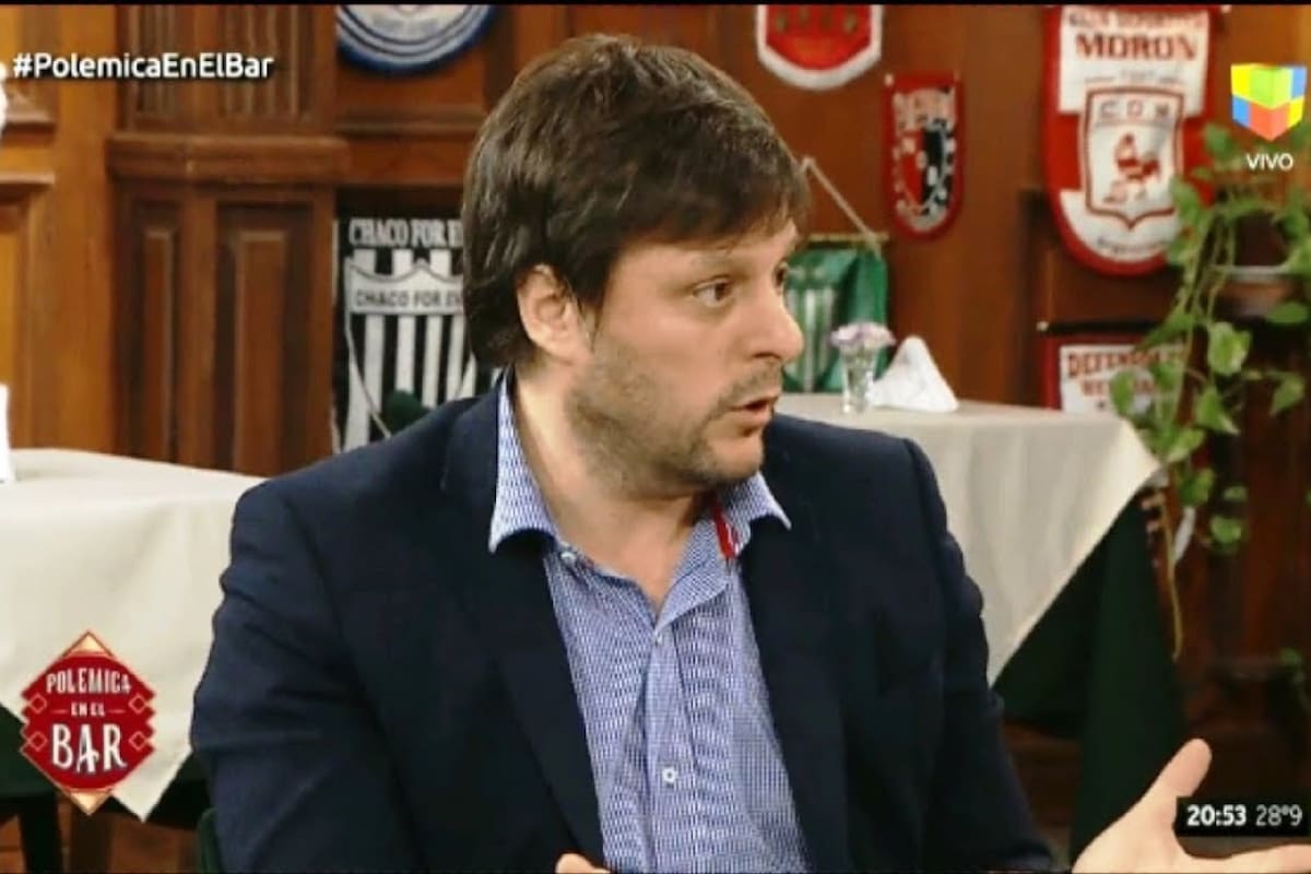 Leandro Santoro propuso desnaturalizar actitudes machistas en la mesa de Polémica en el bar.