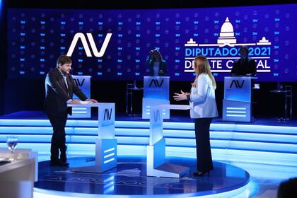 Leandro Santoro y María Eugenia Vidal, en un "mano a mano" que se registró sobre el final del debate.