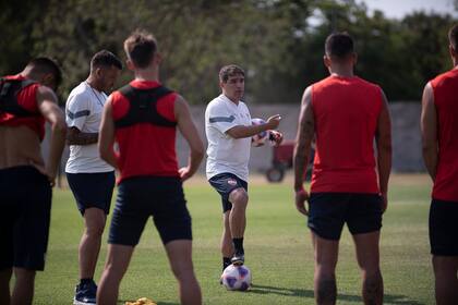 Leandro Stillitano, el DT que debuta, da indicaciones en un entrenamiento de Independiente, que viaja a Córdoba para enfrentar a Talleres en el inicio de la Liga Profesional