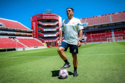 Leandro Stillitano, el entrenador de Independiente que comienza su ciclo en ese rol luego de ser ayudante de campo de Ariel Holan y Gustavo Quinteros.