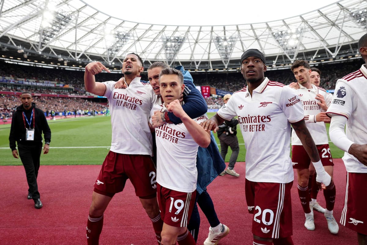 Leandro Trossard, autor del gol de la victoria, encabeza la fiesta de Arsenal, que está cada vez más cerca de ser campeón de la Premier League