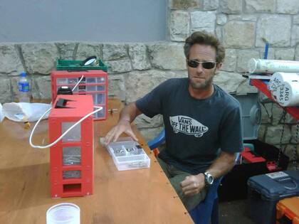 Leandro Tulia junto a un set de herramientas